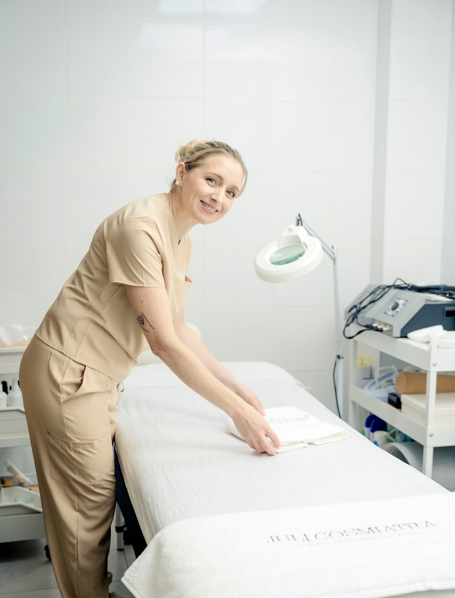 Juli en su estudio de cosmiatría